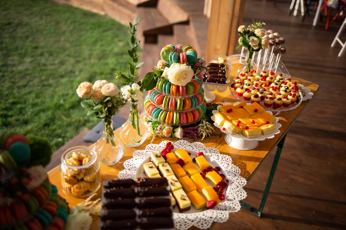 Candy bar artizanal cu macarons și deserturi asortate