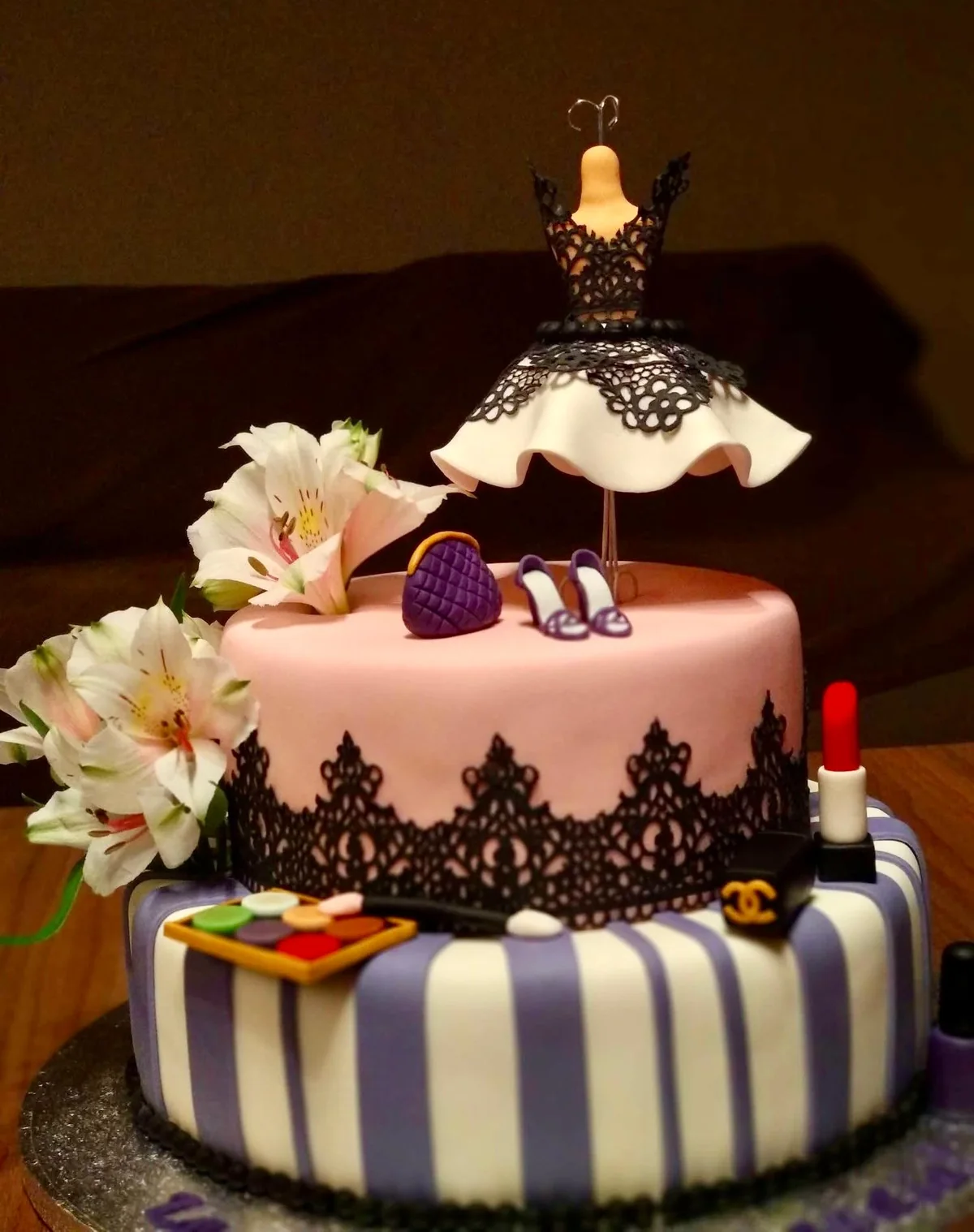 Tort tematic fashion cu detalii decorative