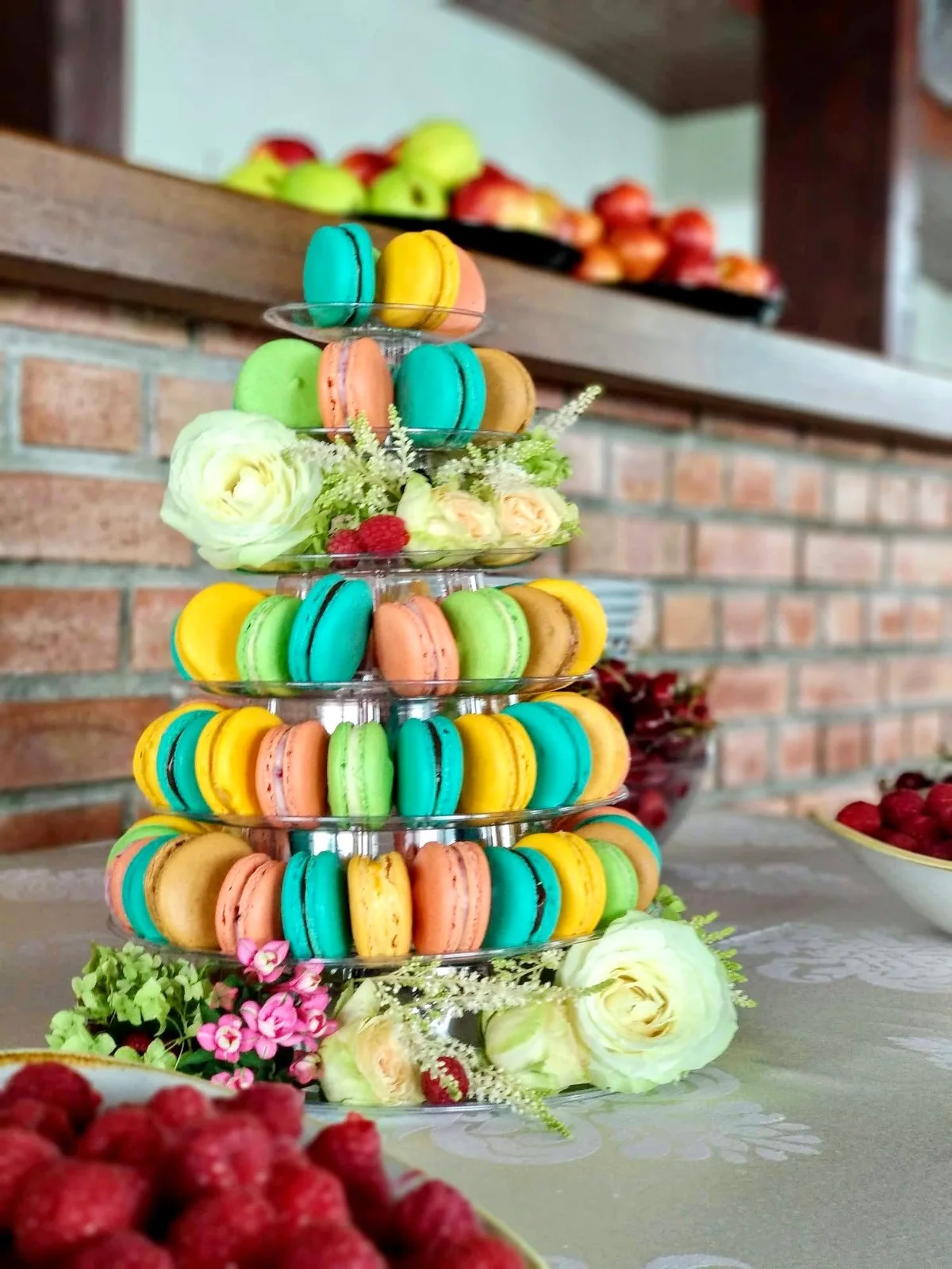 Turn de macarons decorat cu flori
