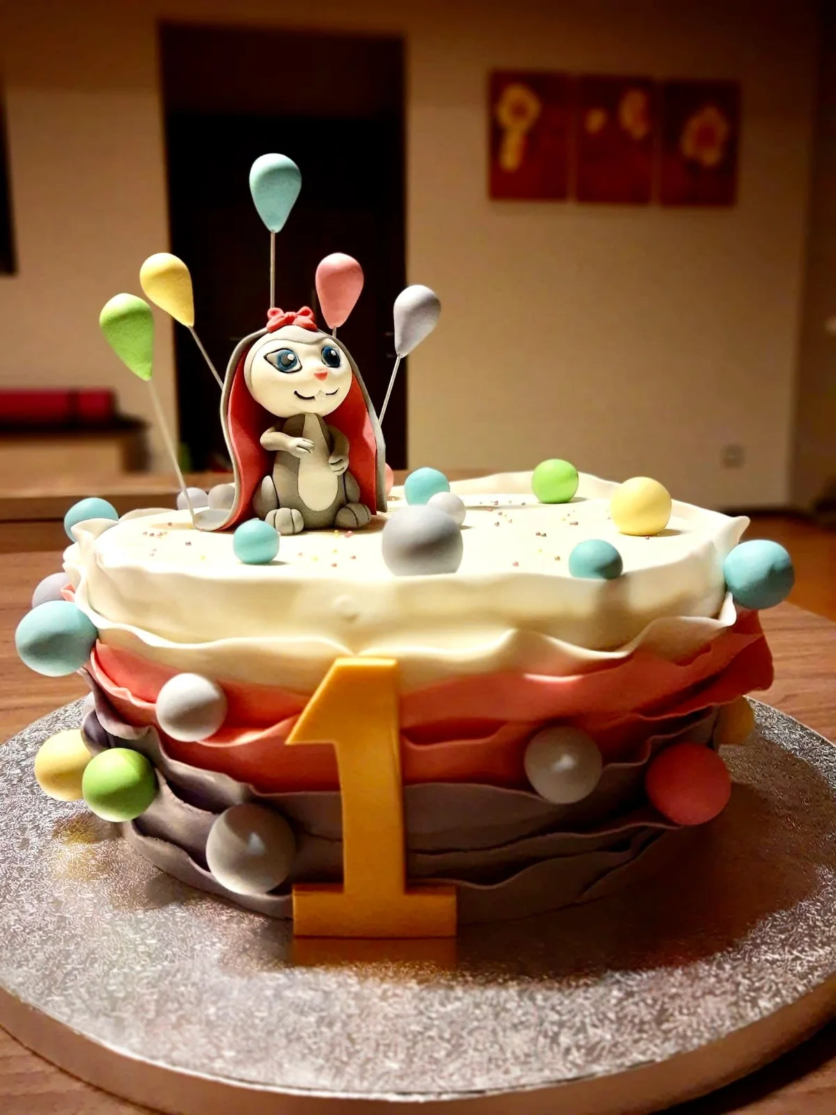 Tort aniversar cu figurine realizate manual