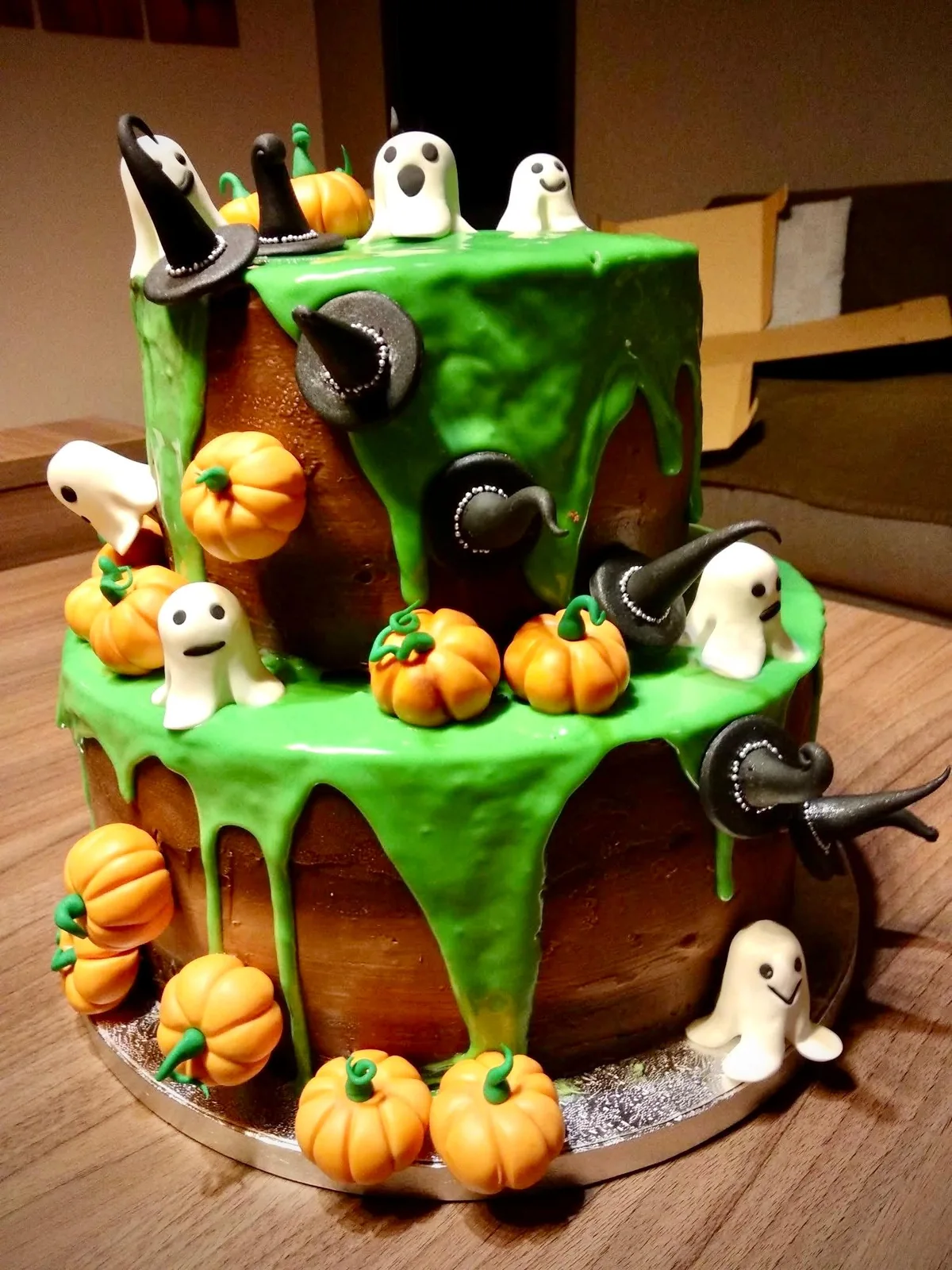 Tort tematic de Halloween cu decoruri jucăușe