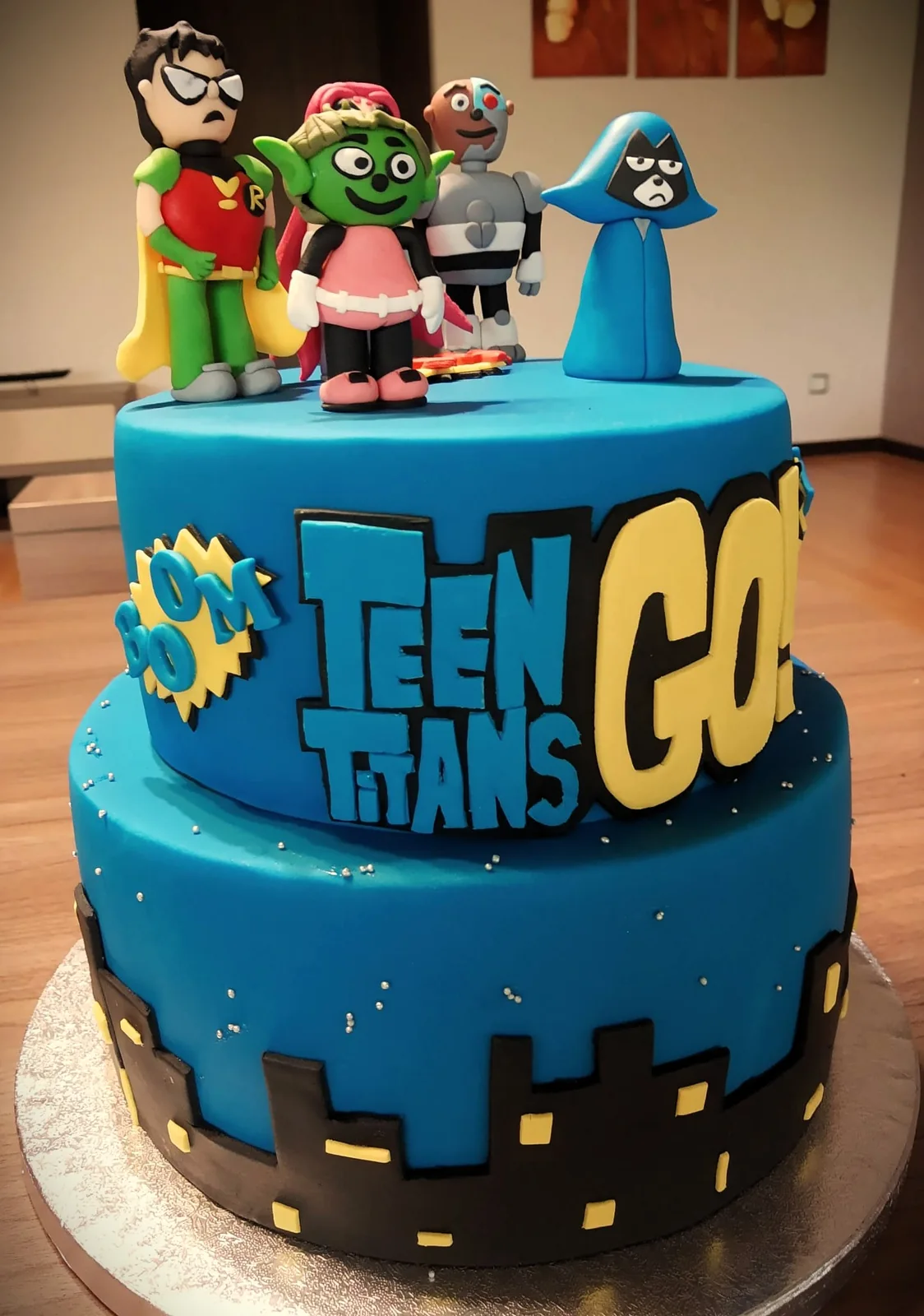 Tort personalizat cu personaje pentru copii