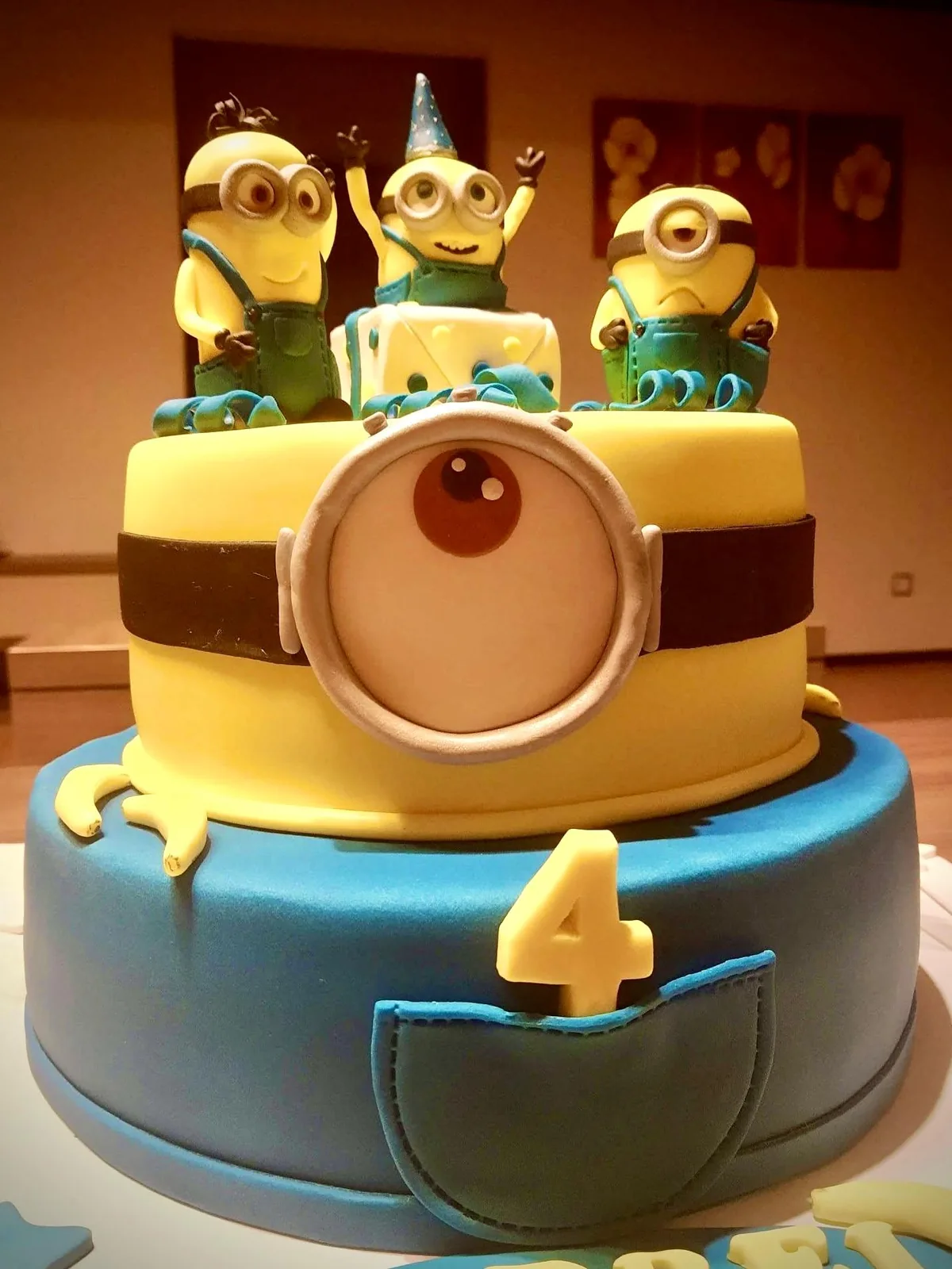 Tort Minions personalizat pentru aniversare