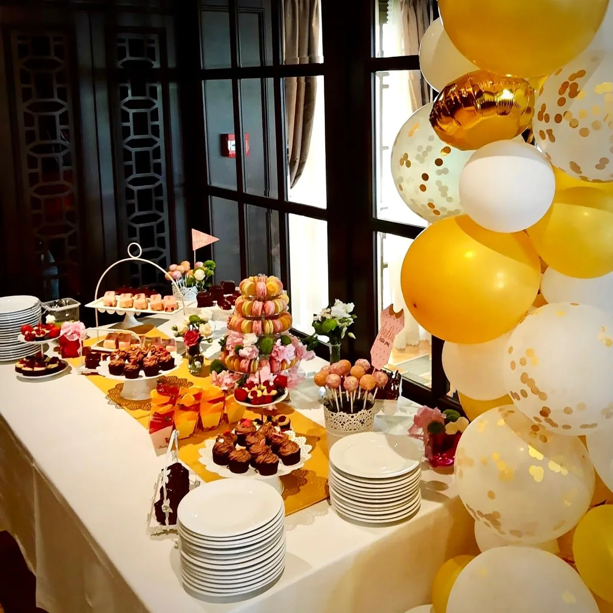 Candy bar pentru eveniment cu decor festiv